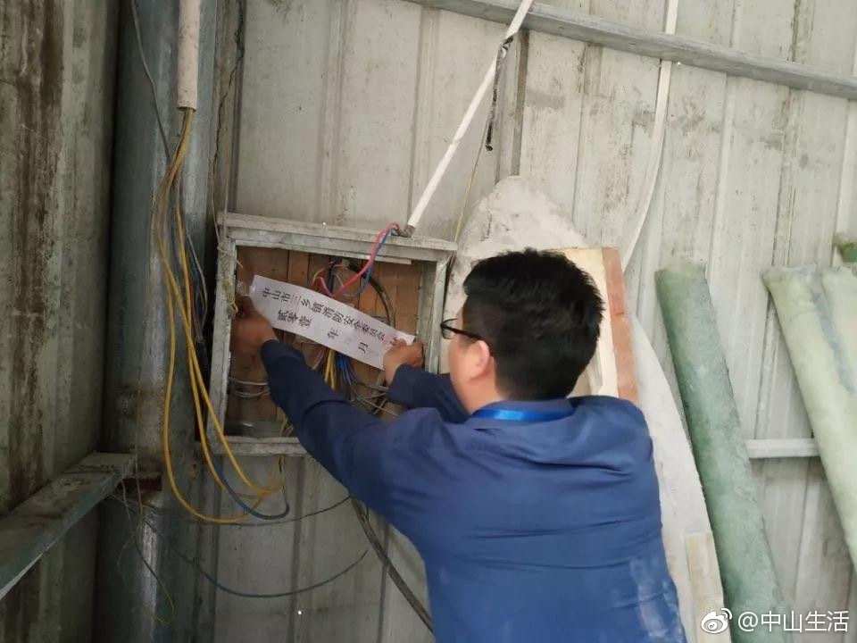 危險！中山一廠房內驚現21噸危化品，老板因違規經營被警方控制
